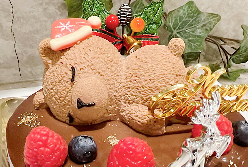 クリスマス2023 くまちゃんサンタのチョコレートムースケーキのくまのアップ