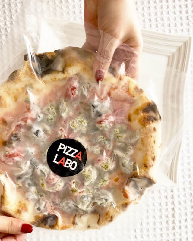 冷凍のピザを袋から取り出す